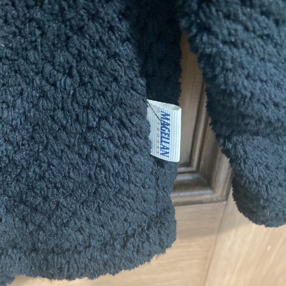 Woman’s Magellan Outdoors Black Pull Over - Picture 4 of 8